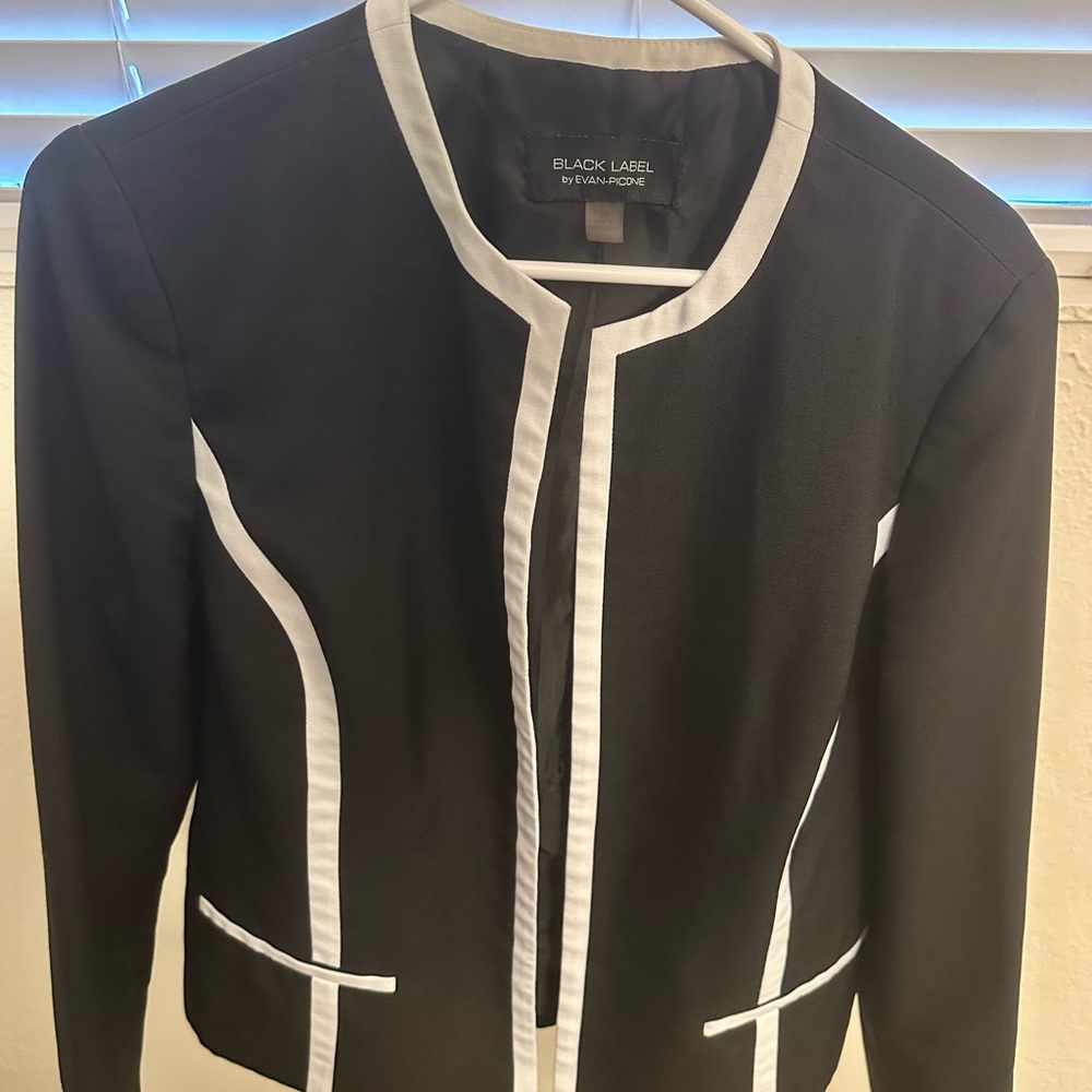 Black Label Black and White Blazer with Sophisticated Design